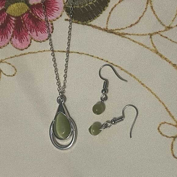 💙 Teardrop Silver and Green / Beige Necklace and Earring set - Picture 1 of 1